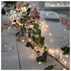 Miljöbild på dew drops, här på ett bord som ett arrangemang med blommor, passar perfekt för bröllop och bröllopsduktning