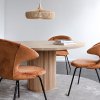 Miljöbild på Clava Dine Wood över ett bord, Dansk design av ask och ek som skapar en snygg inredningsdetalj i ditt hem.