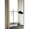 Designlampan Spoon table i matt svart och mässingsdetaljer, en snygg inredningsdetalj såväl som att den ger bra arbetsbelysning