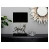 Snygg bordslampa Zimba här med silvermålad fot i form av en lejonhona, lejon, placerad på snygg skänk. Snygg och trendig inredni