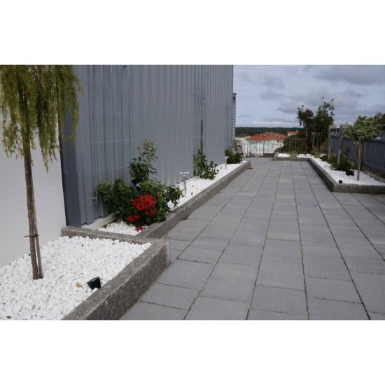 Flera snygga 12V LED pollare Ellips från LightsOn i en trädgård