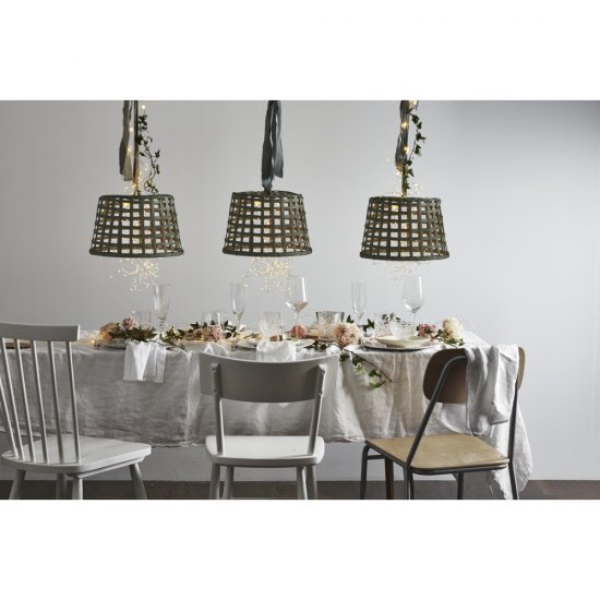 80 cm Dew drop klusterslinga med 80 ljuspunkter - varmvit över ett bord