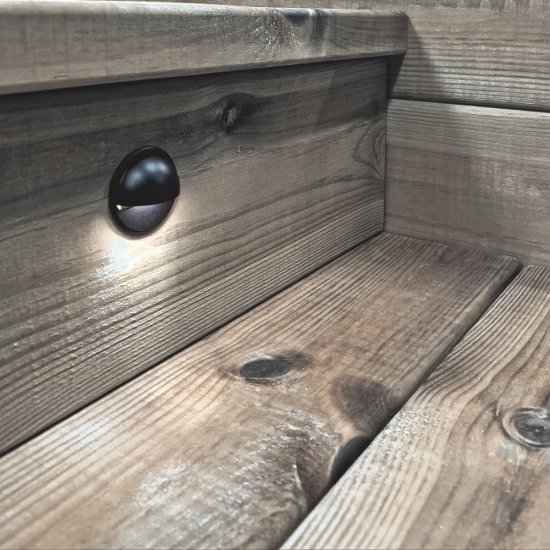 Aries svart trappbelysning i ljus trapp