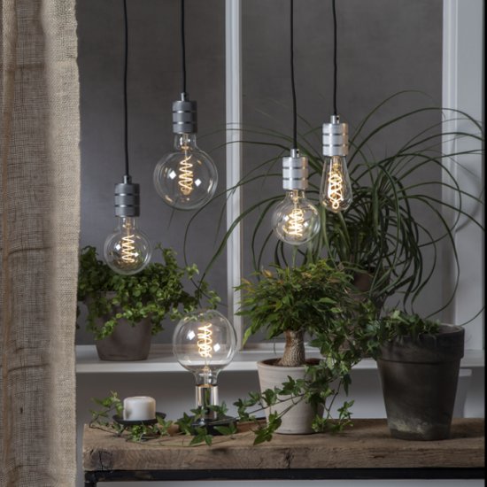 4W LED-lampa E27 G125 Clear Spiral Filament 3-step dim Ø12,5 cm miljöbild
