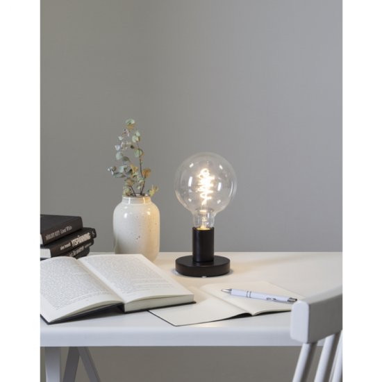 4W LED-lampa E27 G125 Clear Spiral Filament 3-step dim Ø12,5 cm miljöbild 2