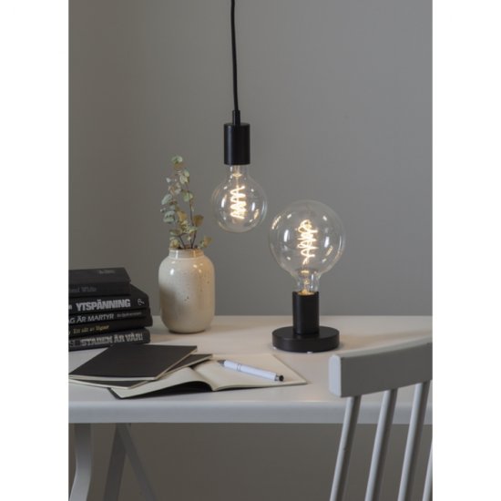 4W LED-lampa E27 G125 Clear Spiral Filament 3-step dim Ø12,5 cm miljöbild 3