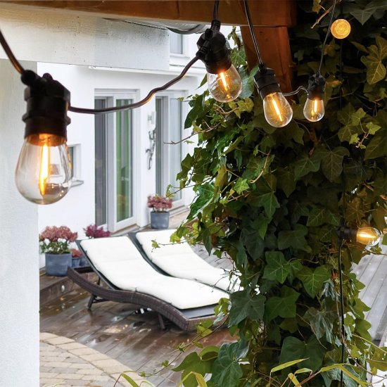 Cosy partyslinga 5m - med lysande lampor upphängd