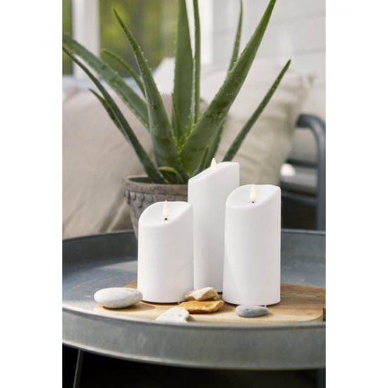 Miljöbild på tre vackra blockljus i Flemme, stående på bricka, tre olika storlekar,