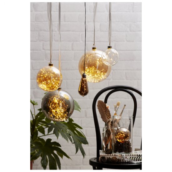 Miljöbild på flera glaskulor, här hängande tillsammans. Ger ett fint vackert sken med LED dew drops.