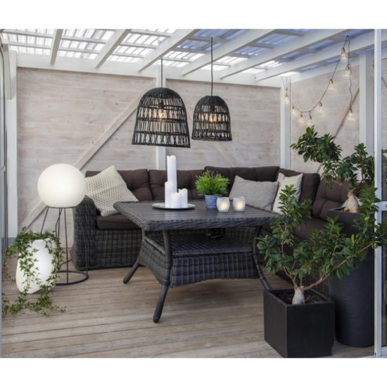 Altan med utebelysning och golvlampan Mallorca, miljöbild