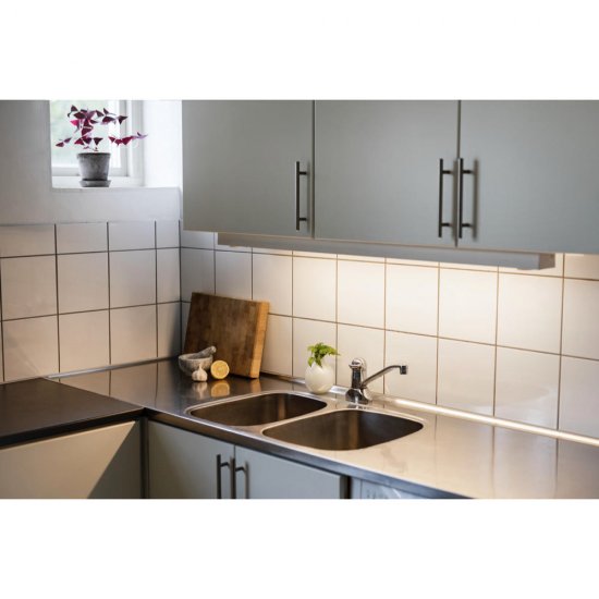 Underskåpsarmatur Kitchen Line miljöbild 1