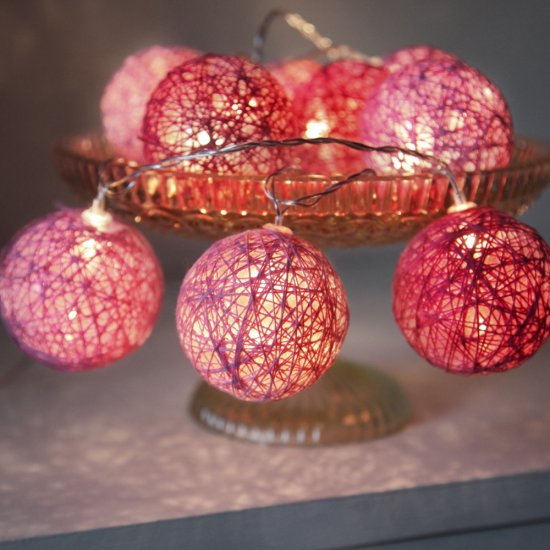 LED slinga med 10st rosa trådbollar 457-12 miljöbild skål