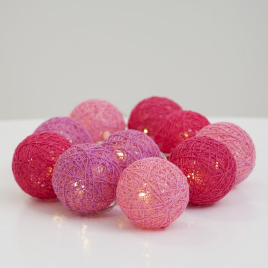 LED slinga med 10st rosa trådbollar 457-12 miljöbild liggande