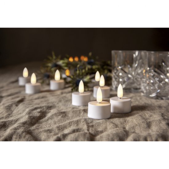 Många värmeljus Flamme, realistiska LED-ljus med timer 2-pack på ett bord