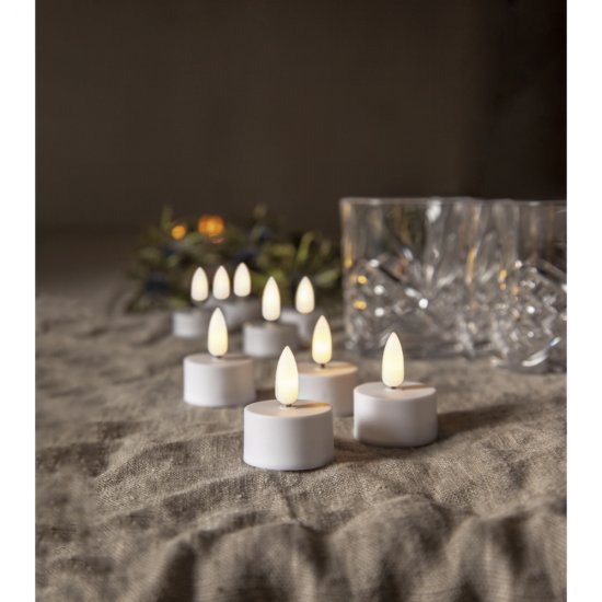 Flera värmeljus Flamme, realistiska LED-ljus med timer 2-pack på ett bord