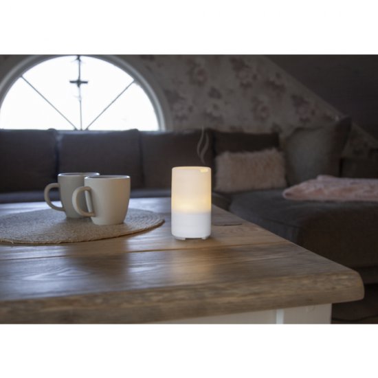 Snygg smidig LED- lampa som även fungerar som portabel luftfuktare, laddas med USB