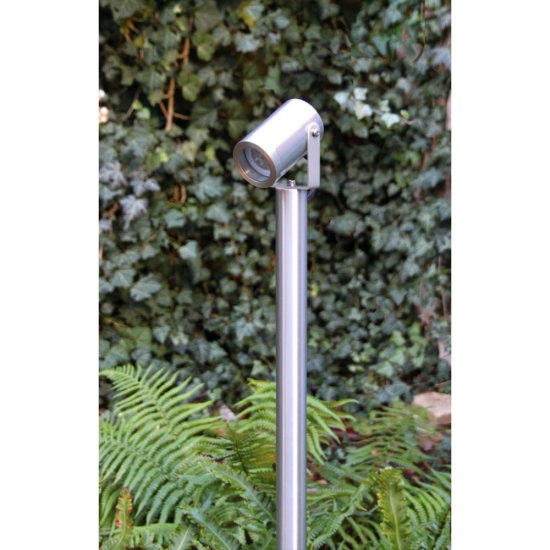 Luna 65 5W spotlight på pollare i silver för trädgårdsbelysning miljöbild 2