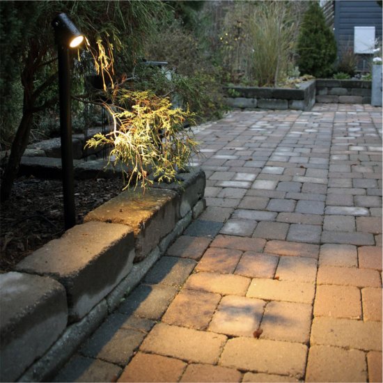 Luna 65 5W spotlight på pollare i svart för trädgårdsbelysning miljöbild