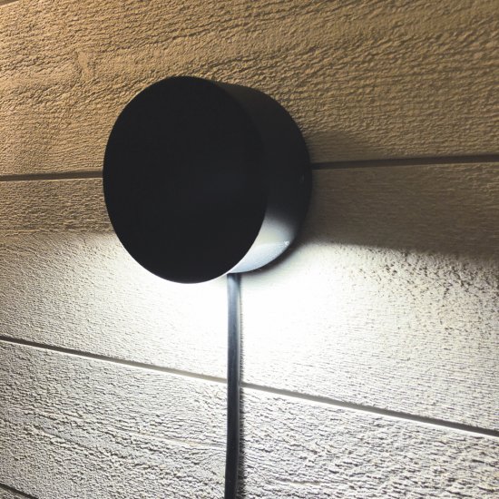 Nero fasadlampa med 4W LED - på en vit vägg