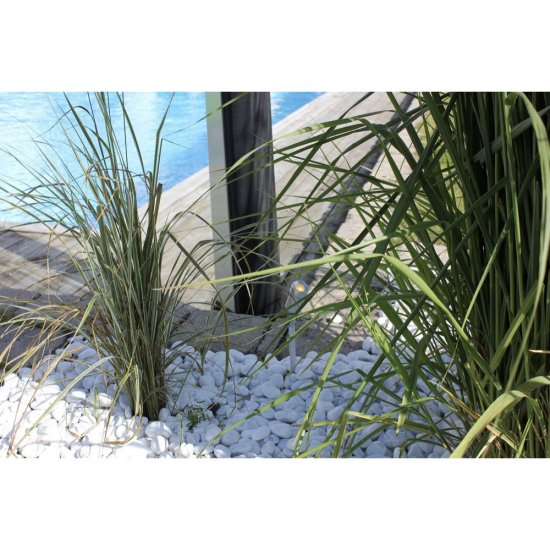 Optica 1W spotlight på spjut i aluminium i trädgården