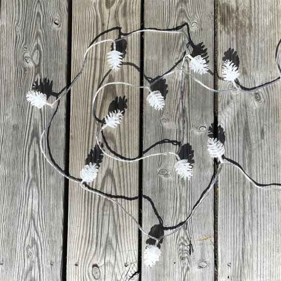 Pine 10m LED ljusslinga med kottar 6W - bild på hela slingan