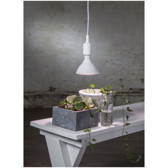 Växtlampan plantlight här ovanför en odling inomhus. Växtbelysningen ger 1200 Lumen vilket är bra för odling.