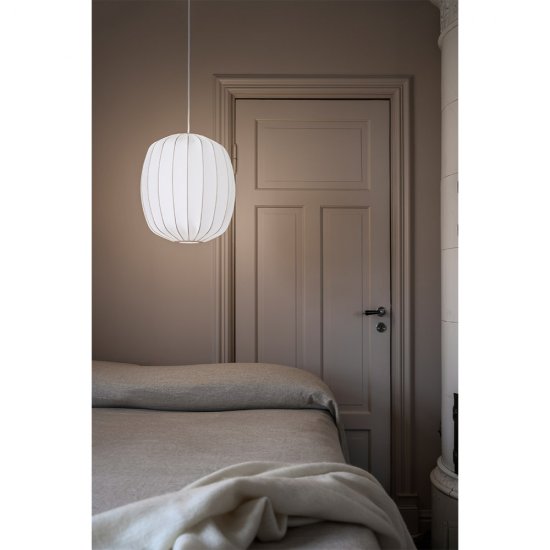 Miljöbild på taklampan Prisma i ett sovrum,