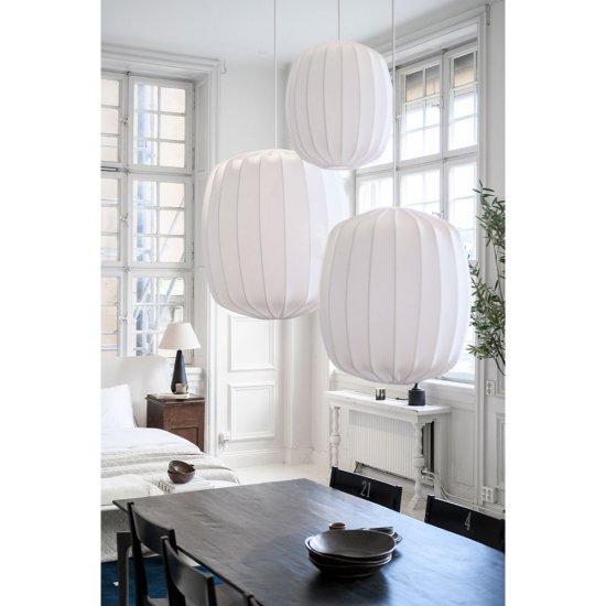 Miljöbild på de tre olika storlekarna som finns ur serien Prisma, här hängande ovanför ett matsalsbord