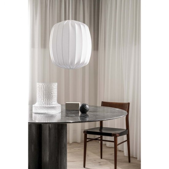 Den mellersta storleken ur familjen Prisma, här ovanför ett matsalsbord