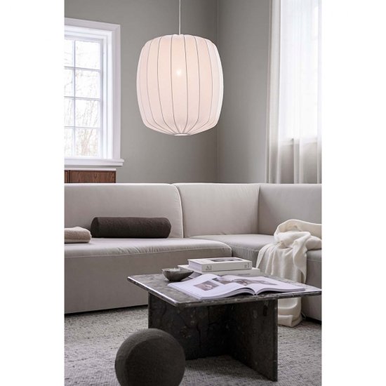 Taklampa Prisma i tre storlekar, här ensamhängande ovanför soffbord