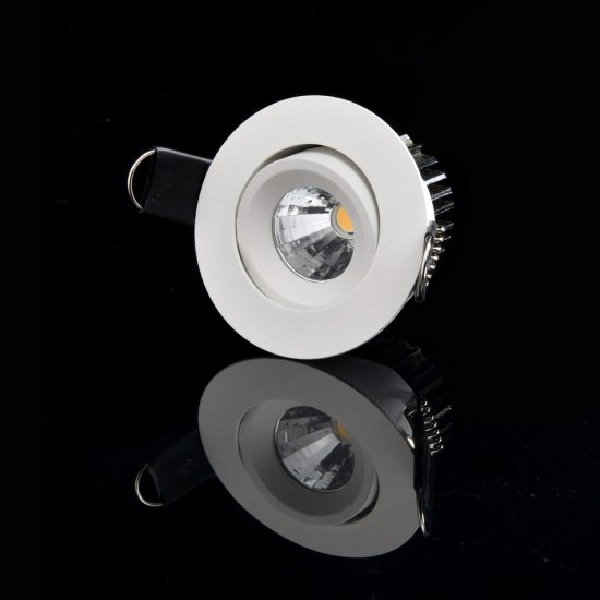 Q-16MWD 4,2W liten LED spotlight 3000K med svart bakgrund