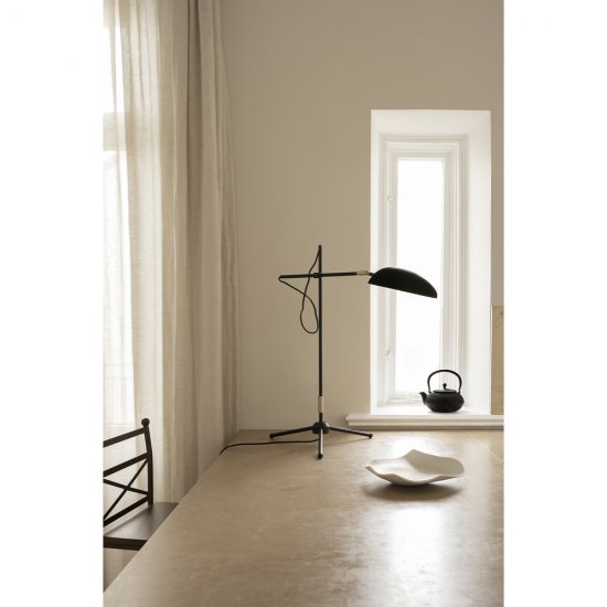 Bordslampa från Watt och Veke, Spoon Table , designad av Hanna Wessman i matt svart och mässing