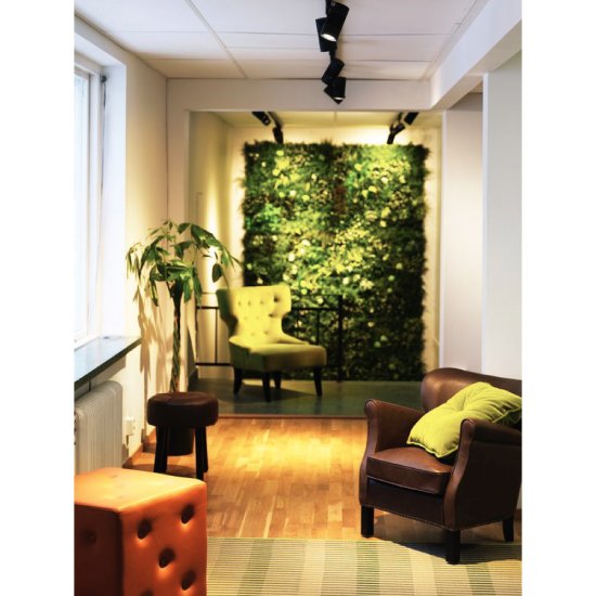 Svart Comfort Track Mini 15W spotlight för belysningsskena som lyser upp ett rum med modern inredning