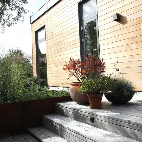 Svart Zenit 0,5W monterad i utetrappa