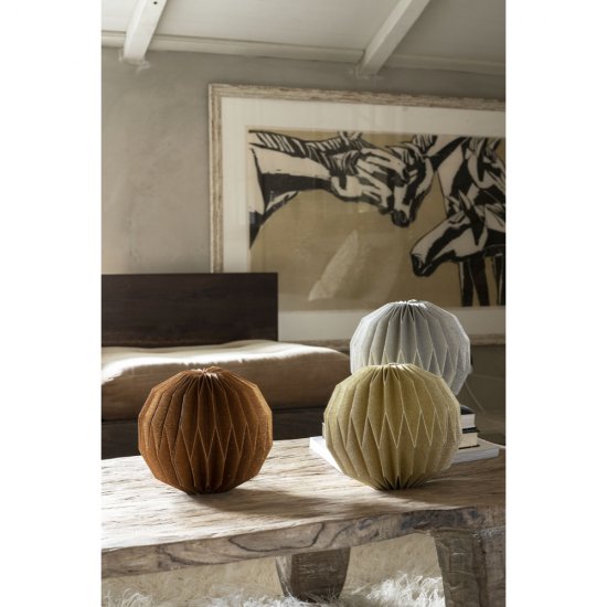 Miljöbild på Tilly i tre färger, här på ett soffbord i ett snyggt designat vardagsrum