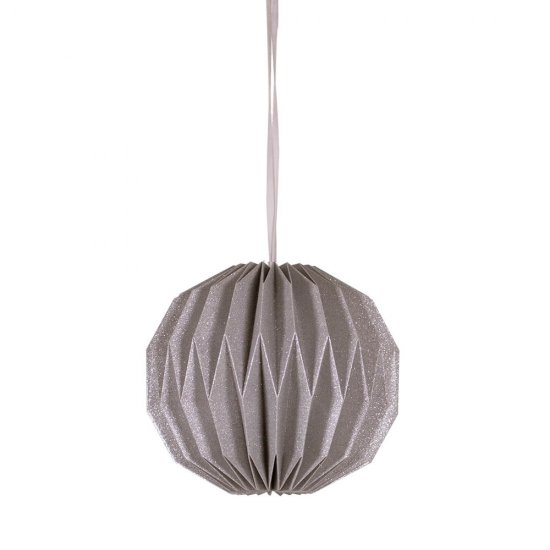 Tilly 30 i silver och glittrig pappersmaterial att dekorera hemmet till jul och nyår