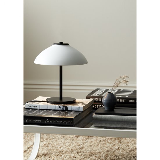 Snygga bordslampan Vali från Belid som med sin skandinaviska design enkelt passar in i alla hem och miljöer