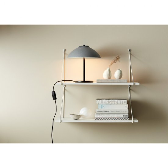 Lampan Vali här i en bokhylla snyggt matchat med annan inredning