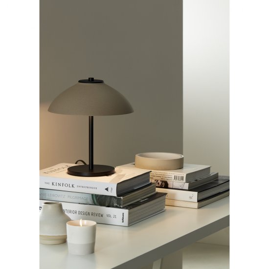 Fin bild på bordslampan Vali, här med betongstruktur